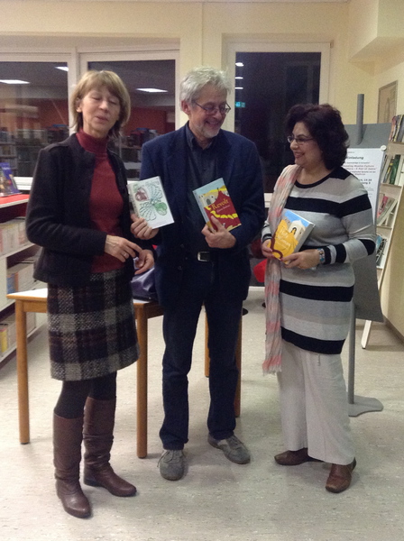 Quaisra Sharaz spendet drei ihrer Romane der Stadtbibliothek